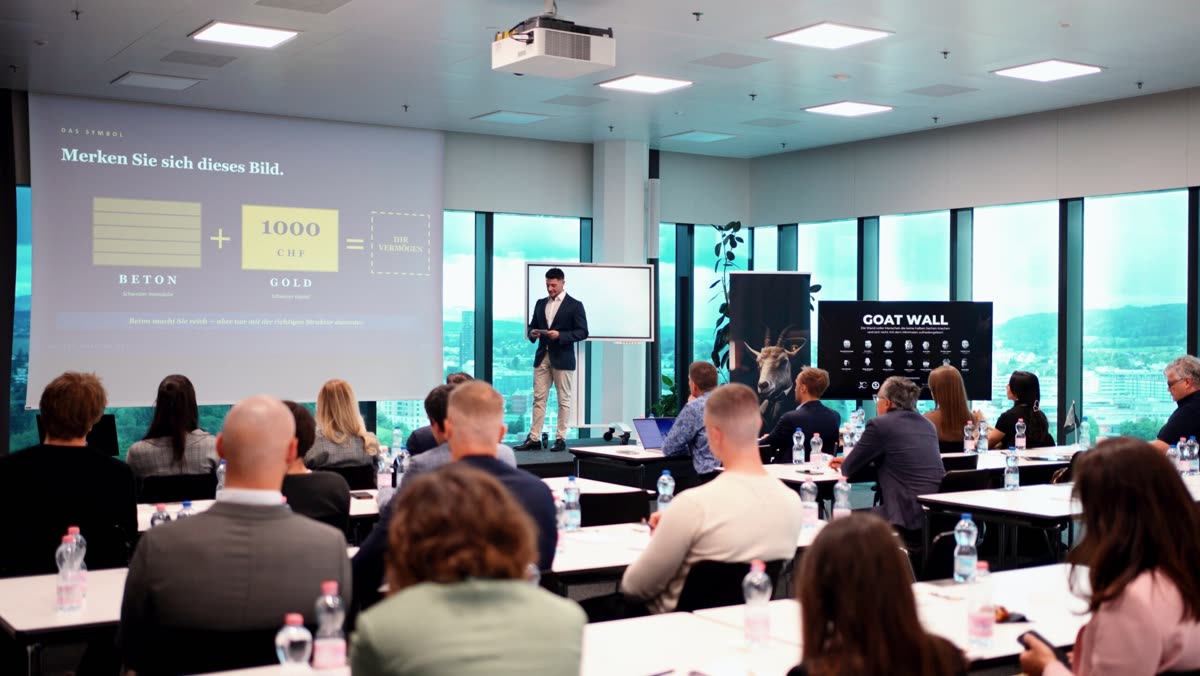 Blick aus dem Publikum auf die Bühne während der Keynote von Adin Ikanovic